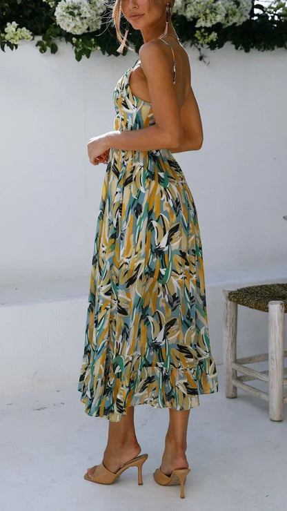 Robe longue à bretelles fines, en matière légère, avec un imprimé végétal coloré et un tissu fluide pour un confort optimal.