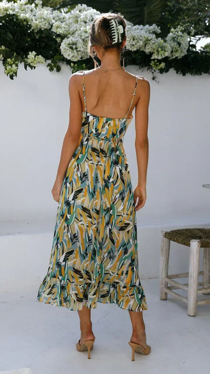 Robe longue femme à bretelles fines avec un imprimé végétal, en tissu léger et fluide pour un confort optimal.
