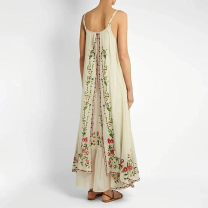Robe longue femme à bretelles fines avec motifs floraux, en tissu léger et fluide, parfaite pour les journées ensoleillées.