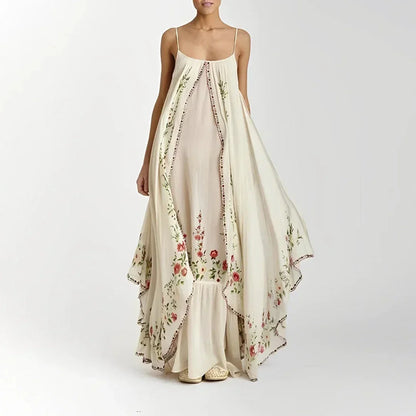 Robe longue beige à bretelles fines, en tissu léger avec motifs floraux délicats, idéale pour les journées ensoleillées.
