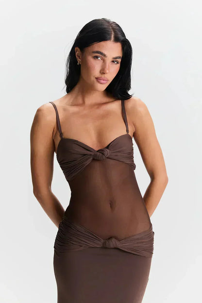 Robe longue femme bustier en tissu léger, avec détail transparent et nœud à la taille pour un style élégant et moderne.