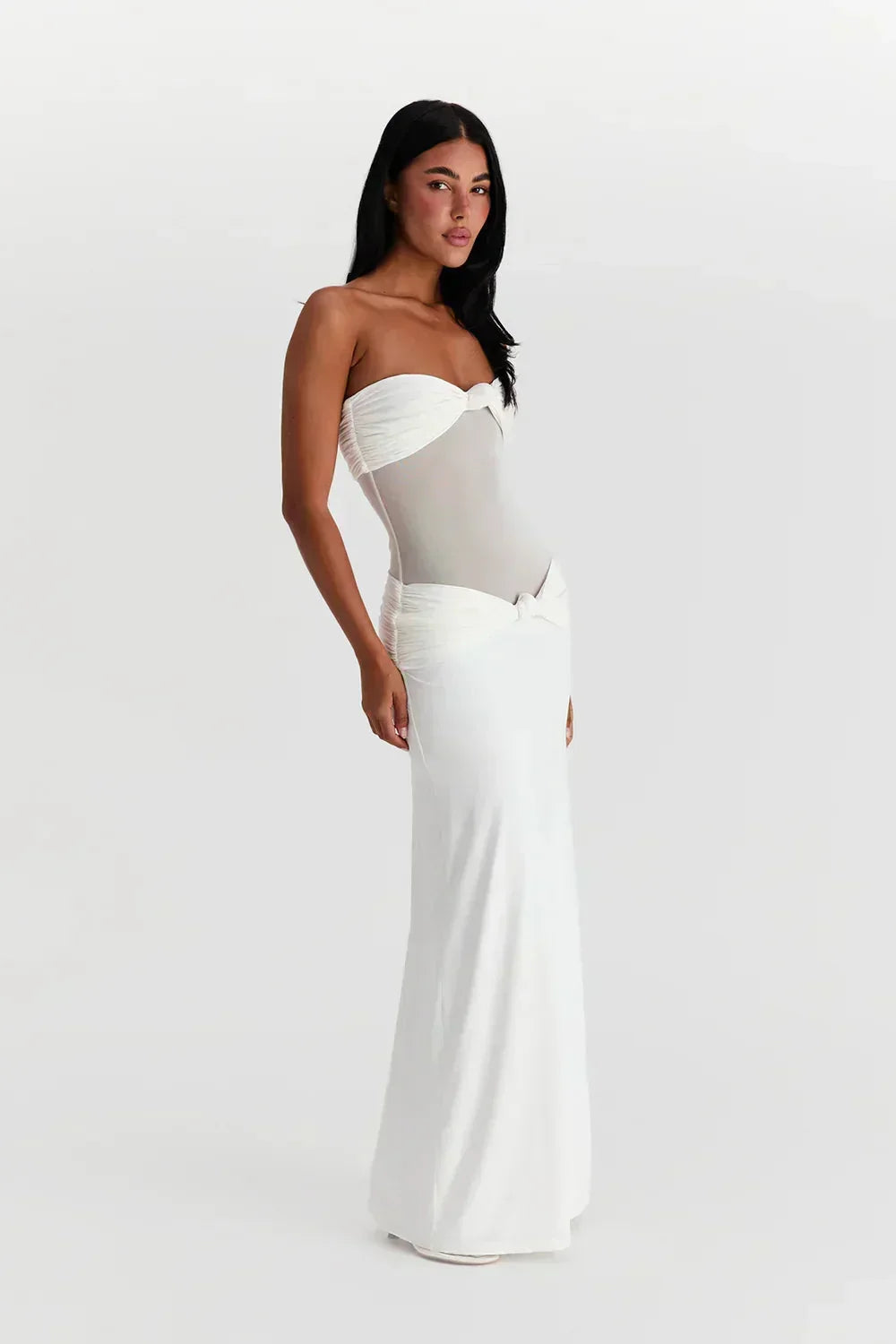 Robe longue femme bustier en polyester, avec un détail transparent et un nœud élégant à la taille pour un look sophistiqué.