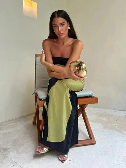 Robe longue femme bustier en tissu fluide, ornée de motifs abstraits colorés pour un look élégant et intemporel.