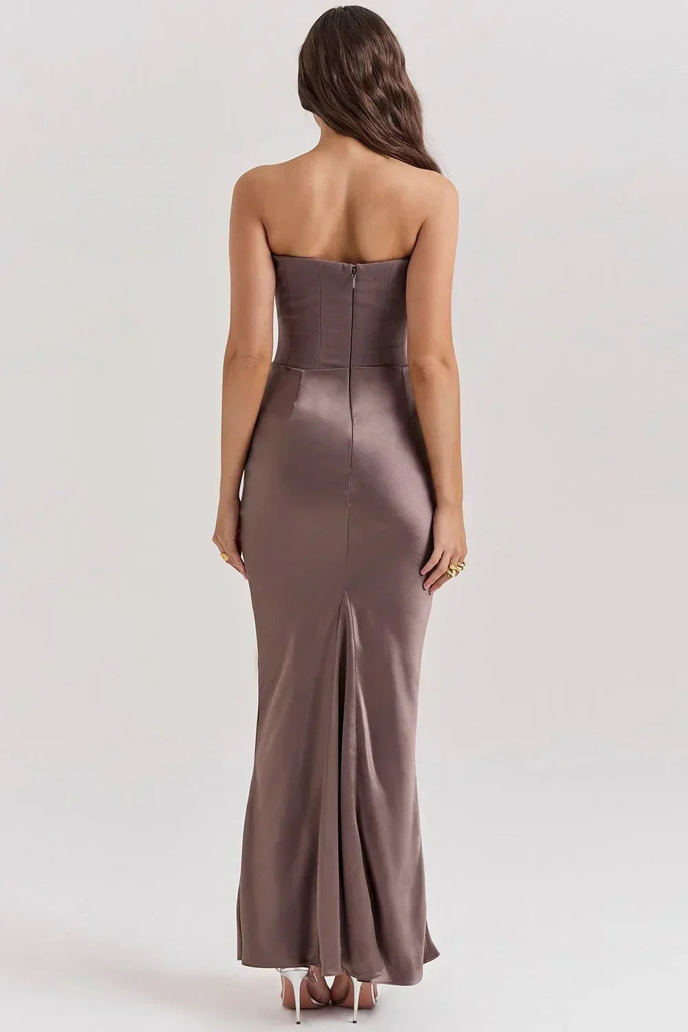 Robe longue femme en tissu drapé, style bustier ajusté, avec des accents élégants et une silhouette flatteuse.