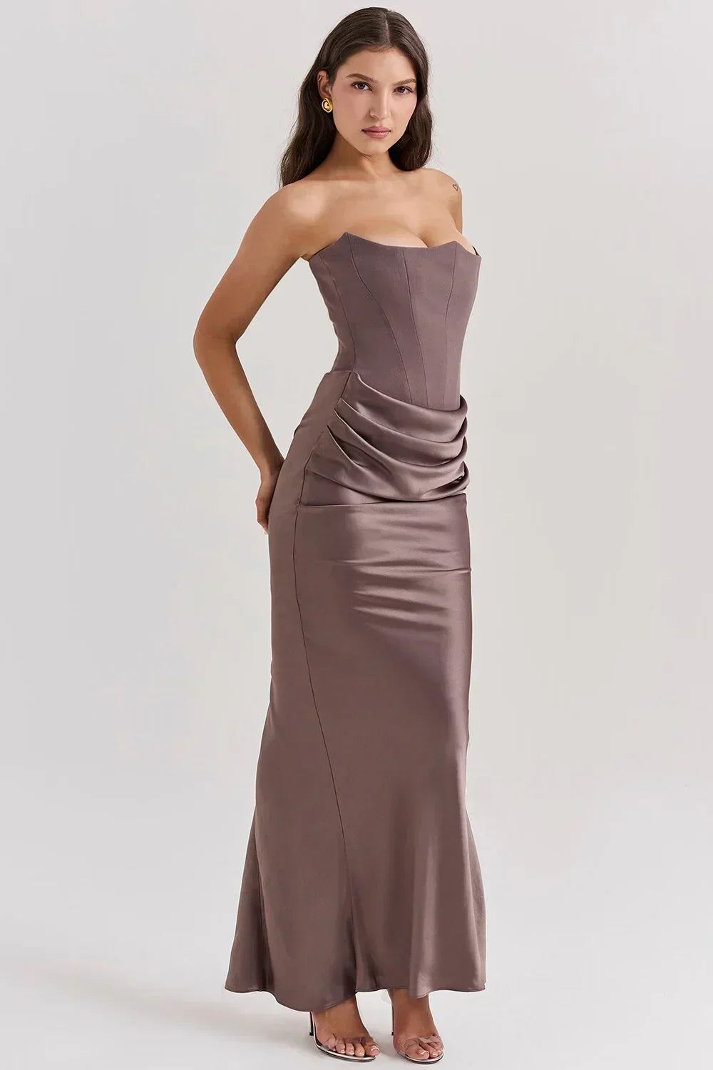 Robe longue femme en tissu doux, design bustier drapé, ajustée à la taille avec une coupe élégante et fluide.