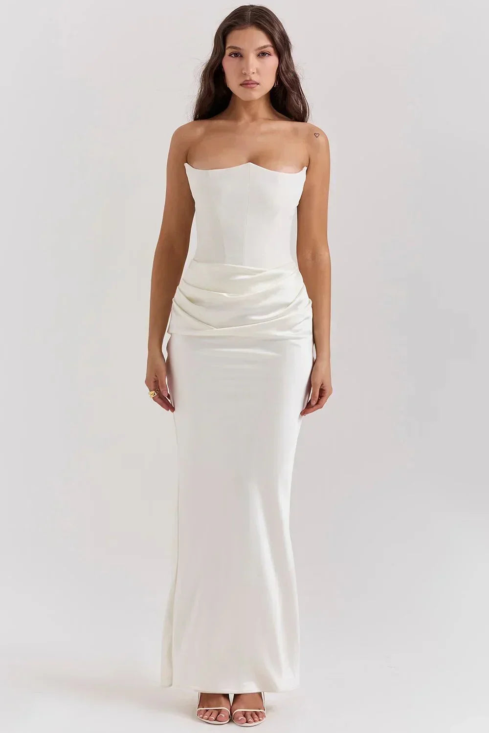 Robe longue femme en tissu léger, bustier drapé ajusté, idéal pour des occasions élégantes et estivales.