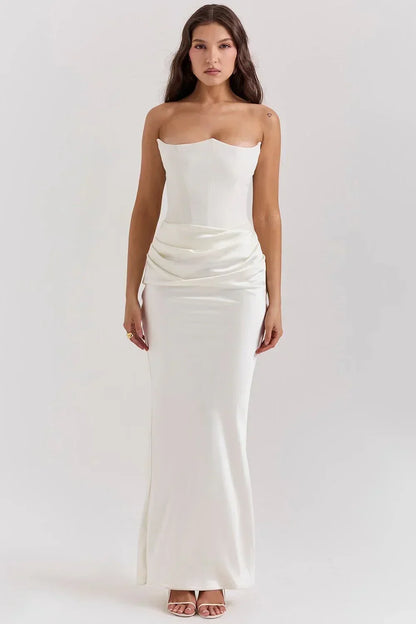 Robe longue femme en tissu léger, bustier drapé ajusté, idéal pour des occasions élégantes et estivales.
