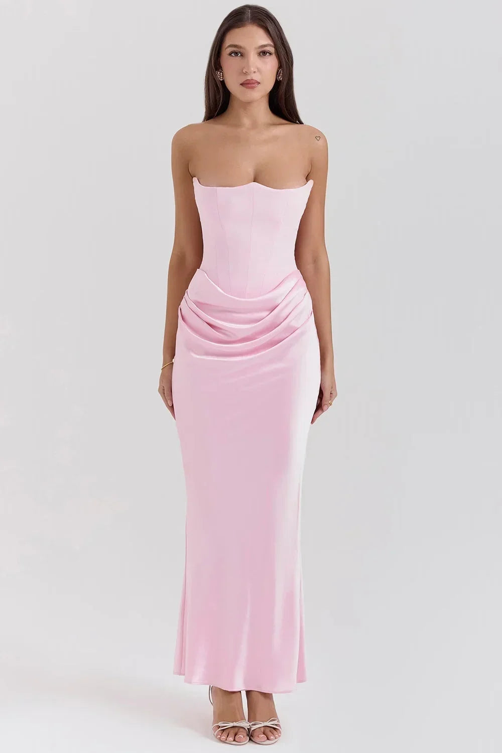 Robe longue femme bustier drapé ajusté en tissu léger, à la coupe élancée et détails sophistiqués, parfaite pour les…