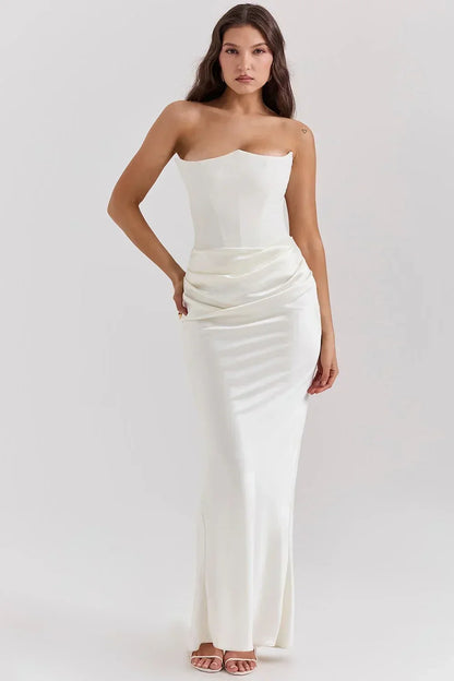 Robe longue femme en blanc, bustier drapé ajusté, tissu fluide et léger, idéale pour les occasions estivales.