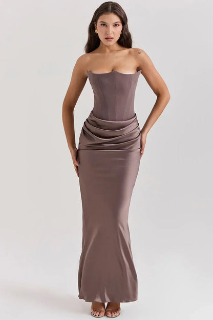 Robe longue marron clair en tissu drapé, ajustée au niveau du bustier, idéale pour des occasions décontractées ou habillées.