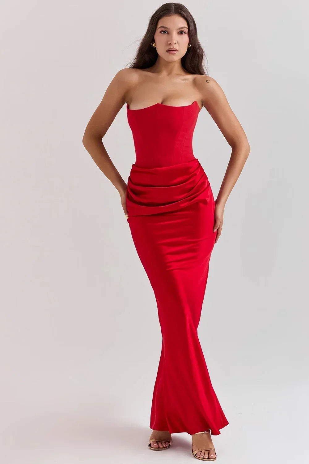 Robe longue femme bustier drapé ajusté en rouge, en tissu doux, avec des détails élégants et une silhouette flatteuse.