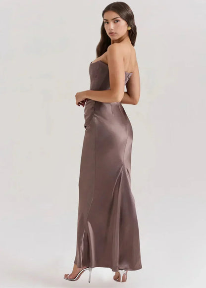 Robe longue femme en satin, décolleté bustier froncé, idéale pour les soirées élégantes avec un toucher doux et fluide.