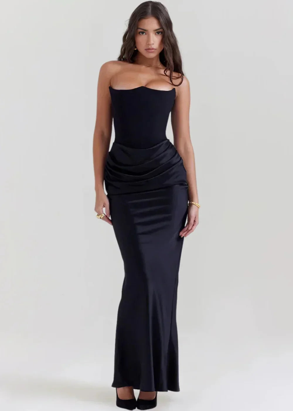 Robe longue noire satinée pour femme, bustier froncé avec un design élégant et fluide, idéale pour les soirées.