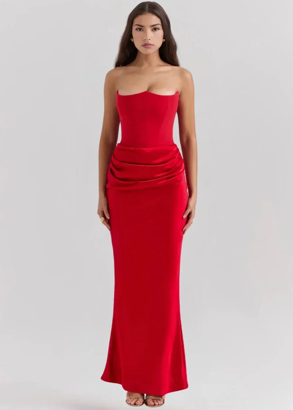 Robe longue rouge en satin, bustier froncé, parfaite pour les soirées, avec une coupe fluide et élégante.