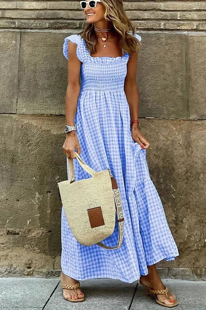 Robe longue en coton à carreaux bleu ciel, manches volantées et col carré, parfaite pour les occasions estivales.