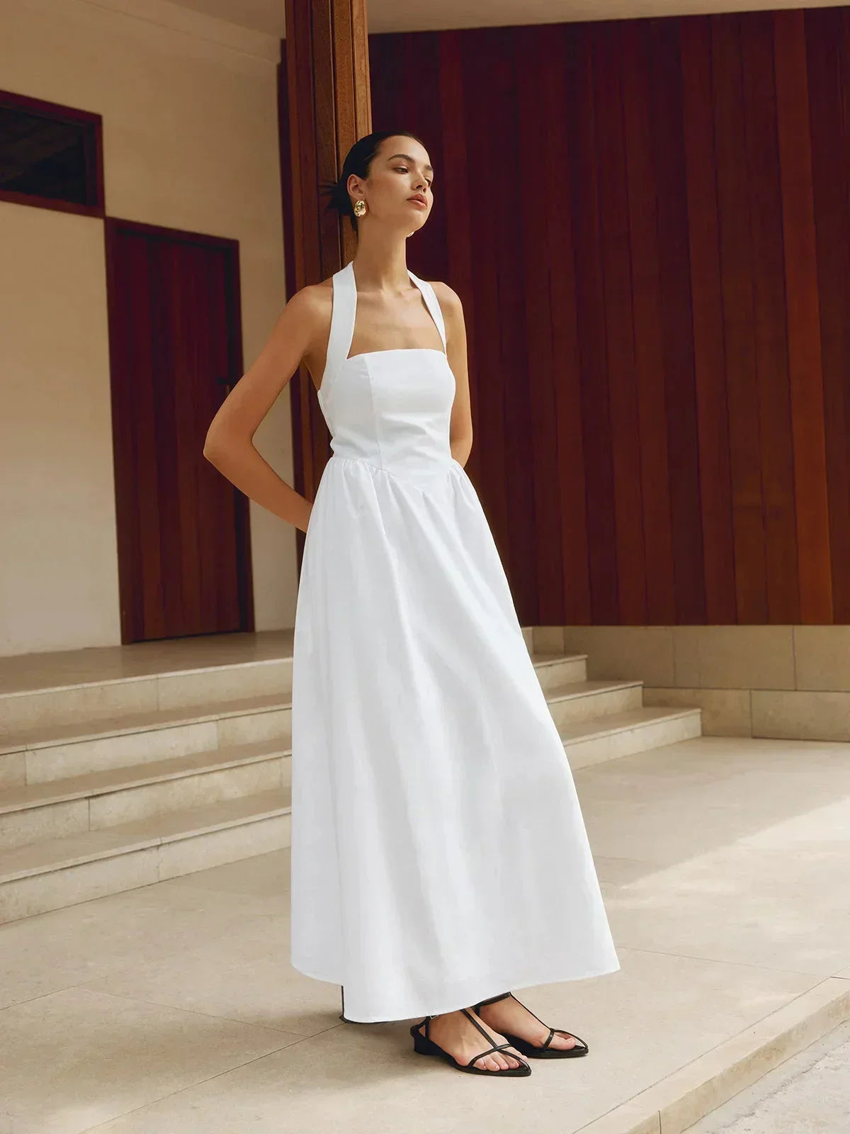 Robe longue pour femme en tissu léger, col carré, avec poches intégrées pour un style pratique et élégant.