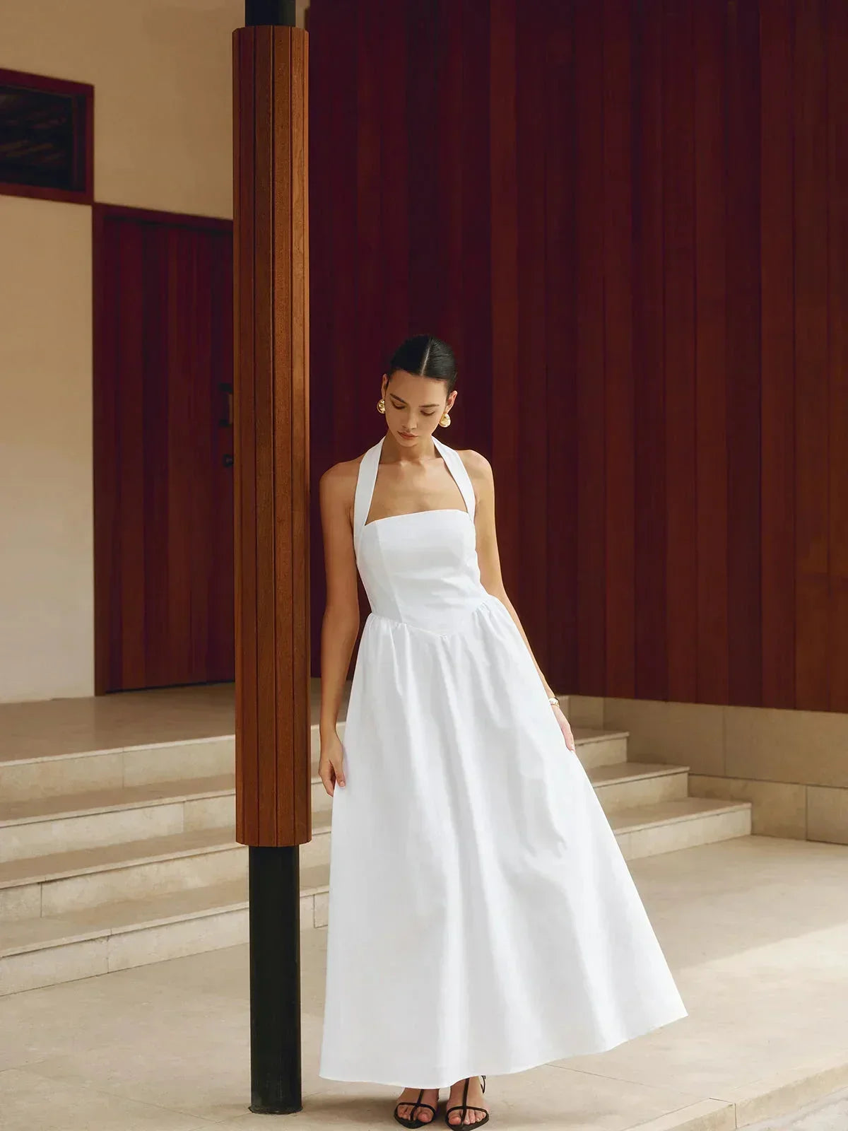 Robe longue femme col carré en coton léger, dotée de poches intégrées pour un style pratique et décontracté.