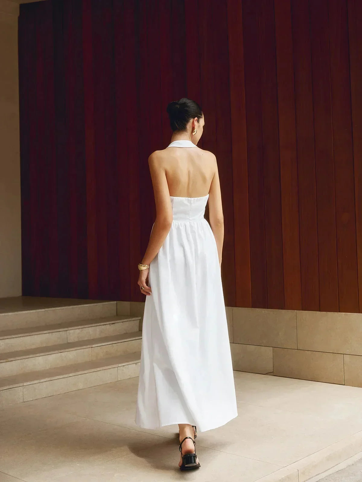 Robe longue femme en coton, col carré, avec poches intégrées, offrant une silhouette élégante et un confort quotidien.