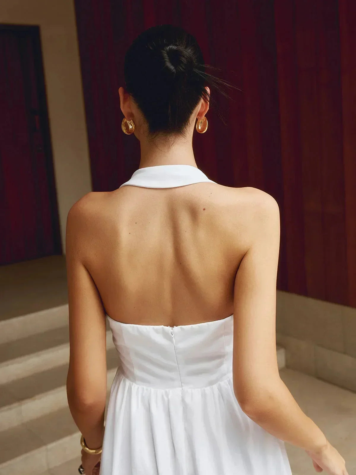 Robe longue femme en coton léger, col carré, avec poches intégrées pour un style pratique et décontracté.