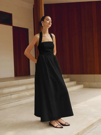 Robe longue noire femme avec col carré, fabriquée en coton doux, dotée de poches intégrées pour un style pratique.