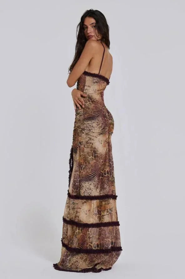 Robe longue en tissu léger, col en V, avec élégants détails drapés sur le devant et une coupe fluide.