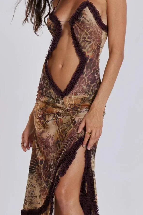 Robe longue en tissu léger, col en V, avec des détails drapés élégants sur le devant et les manches.