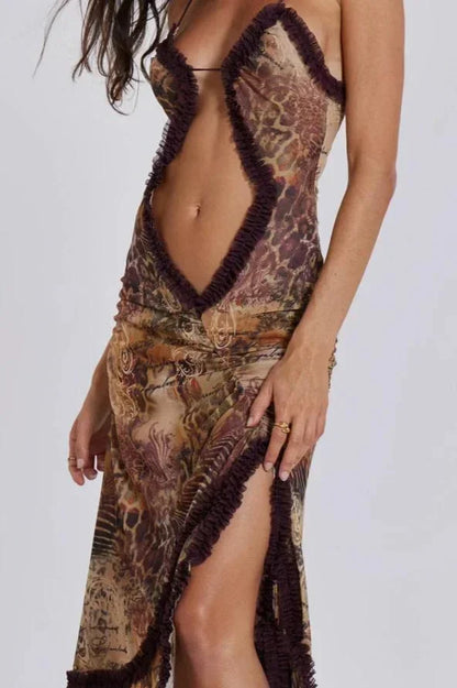 Robe longue en tissu léger, col en V, avec des détails drapés élégants sur le devant et les manches.