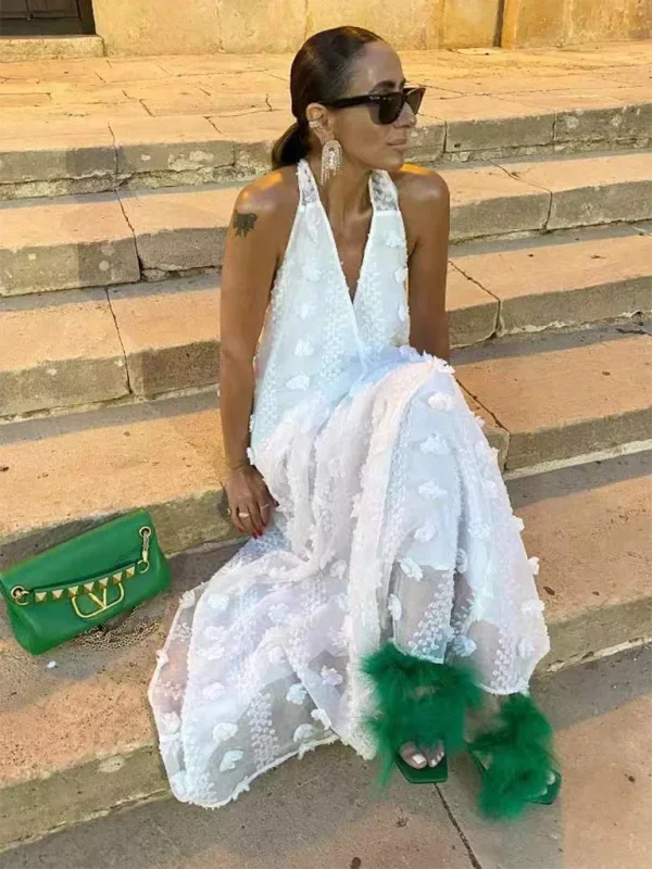Robe longue femme avec col halter et motifs floraux légers, fabriquée en coton doux et fluide pour un confort estival.