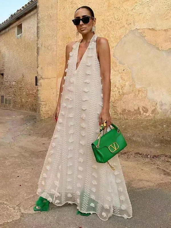 Robe longue kaki pour femme, col halter, avec des détails floraux légers et tissu fluide pour un look élégant.