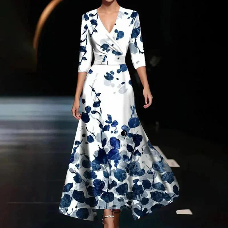 Robe longue bleue pour femme avec col V, imprimé floral et ceinture, idéale pour une tenue décontractée ou habillée.
