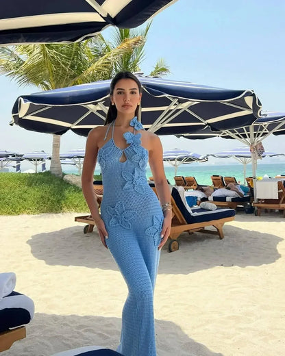 Robe longue femme en crochet, ornée de motifs floraux, avec une coupe fluide et des détails délicats.