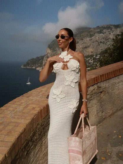 Robe longue en crochet pour femme avec motifs floraux colorés, idéale pour les occasions printanières et estivales.