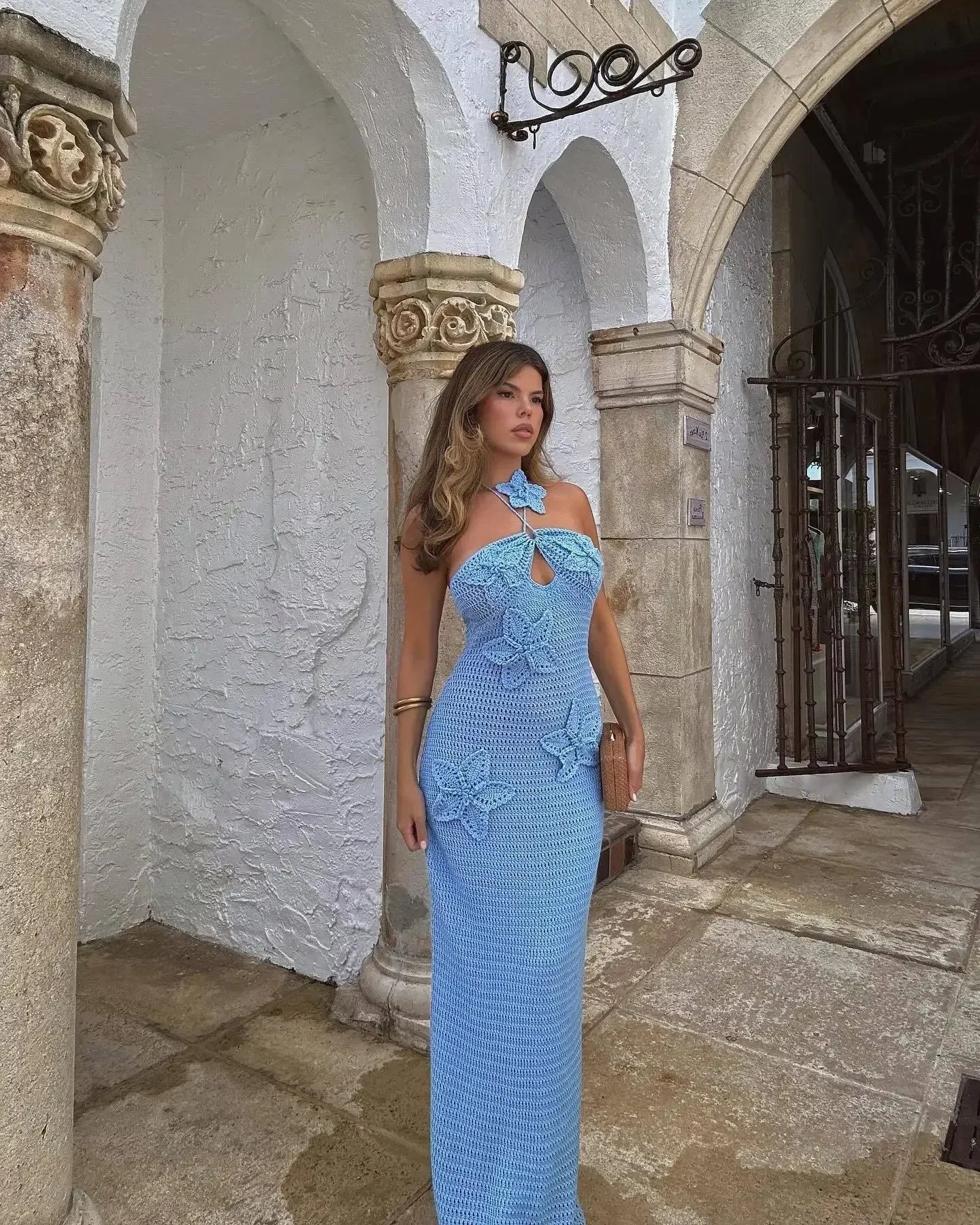 Robe longue en crochet bleu pour femme, ornée de motifs floraux délicats, légère et idéale pour les journées d'été.