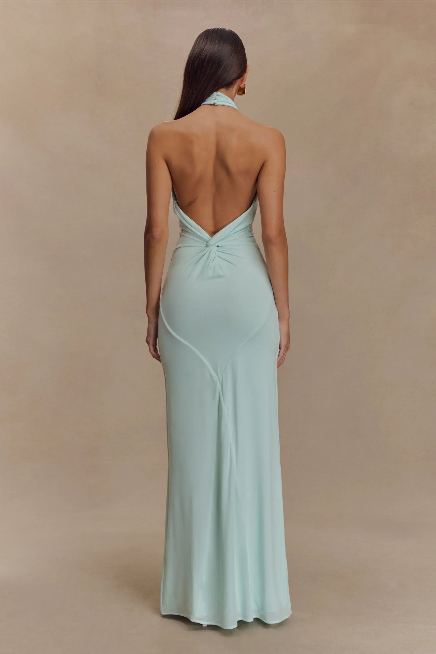 Robe longue femme en tissu léger, dos nu, couleur menthe douce, idéale pour les occasions estivales décontractées.