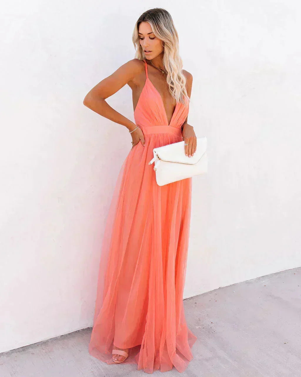 Robe longue orange pour femme, dos nu, avec bretelles fines, en tissu léger et fluide, idéale pour les journées d'été.