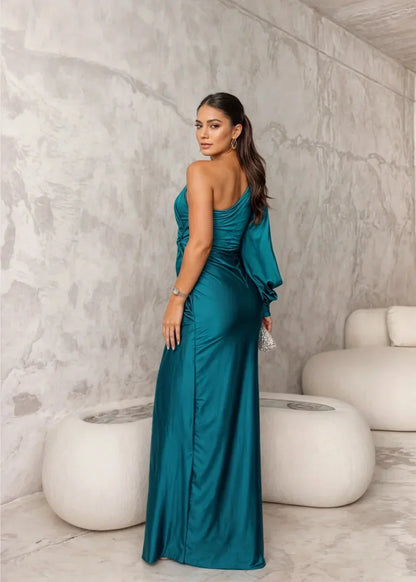 Robe longue drapée une épaule, en tissu léger, avec une fente élégante pour un look moderne et sophistiqué.