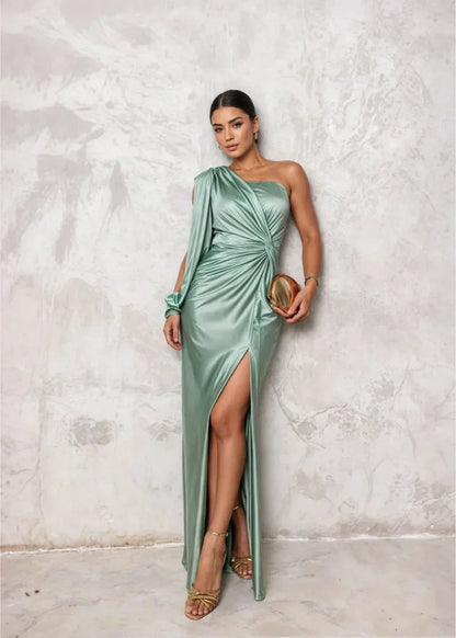 Robe longue femme drapée une épaule, en tissu fluide, avec une fente élégante pour une silhouette sophistiquée.