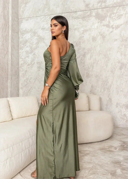 Robe longue drapée avec une épaule, fente élégante, en tissu léger et fluide pour un style chic et féminin.