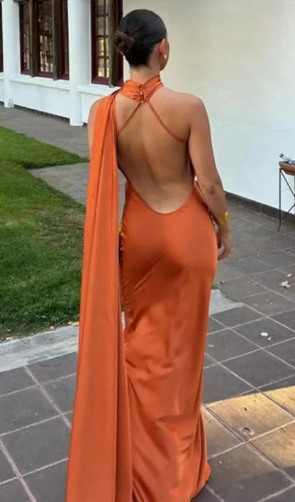 Robe longue femme drapée avec bretelle unique en tissu fluide, idéal pour les occasions élégantes et décontractées.