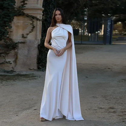 Robe longue blanche femme, drapée avec une bretelle unique, en tissu léger et fluide, parfaite pour les occasions estivales.