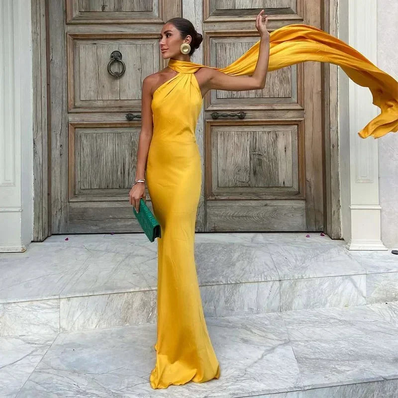 Robe longue jaune femme, drapée avec bretelle unique, en tissu léger et fluide pour un look élégant et confortable.