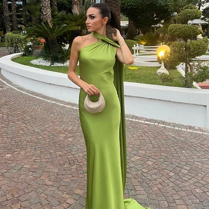 Robe longue drapée pour femme, bretelle unique, en vert, tissu léger et fluide, parfaite pour une tenue estivale…