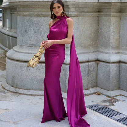 Robe longue femme violet, drapée avec bretelle unique, en tissu léger et fluide, parfaite pour les occasions estivales.