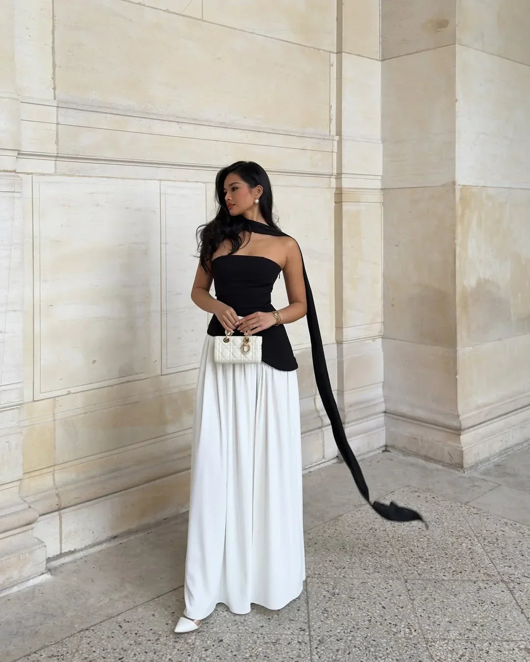 Robe longue femme fendue en tissu léger avec écharpe assortie, design élégant et fluide pour une silhouette raffinée.