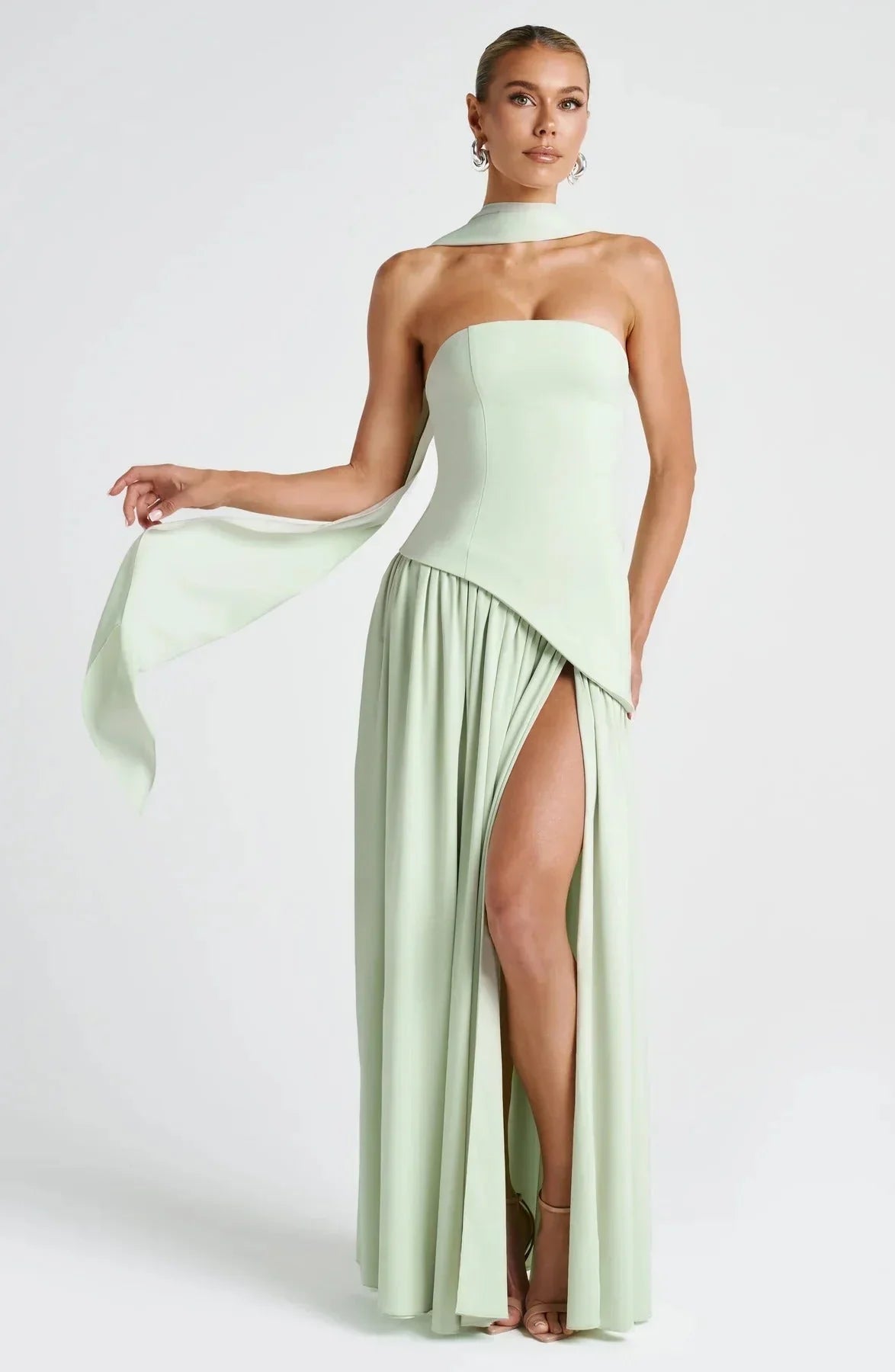 Robe longue femme fendue en tissu léger, avec écharpe assortie, au design élégant et moderne, parfaite pour une tenue…