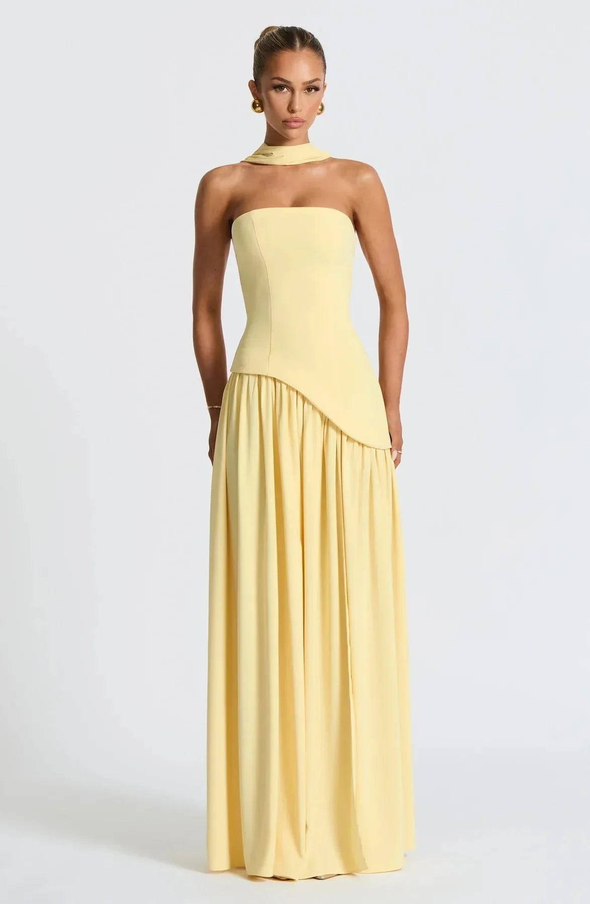 Robe longue femme fendue en tissu léger, avec écharpe assortie et un design élégant pour un look contemporain.