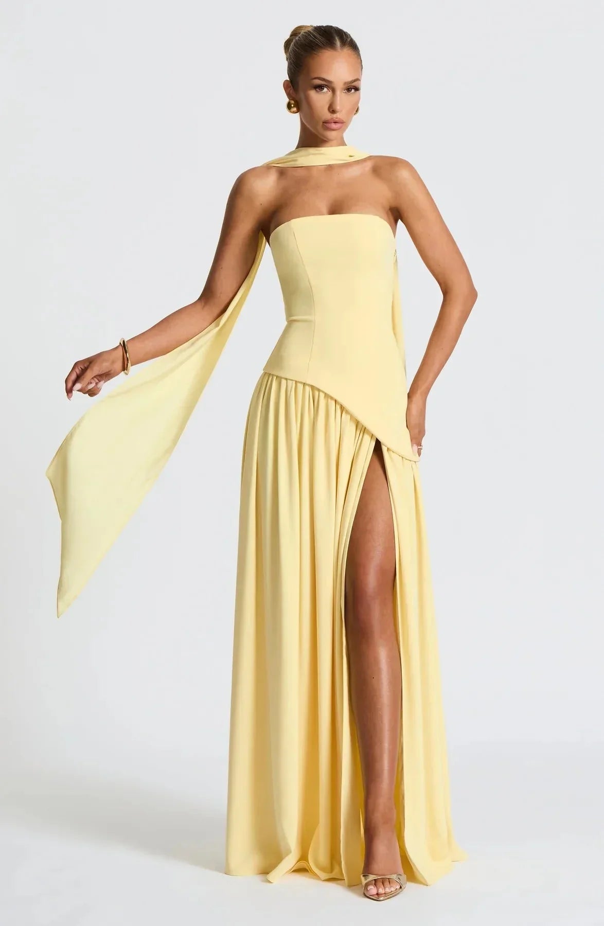 Robe longue femme fendue en tissu léger, avec une écharpe assortie pour un style élégant et fluide.