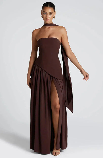 Robe longue marron fendue, en chiffon léger, avec écharpe assortie pour une touche élégante et fluide.