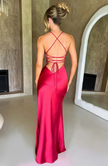 Robe longue fendue pour femme en soie, avec un design fluide et des fentes élégantes pour une silhouette raffinée.
