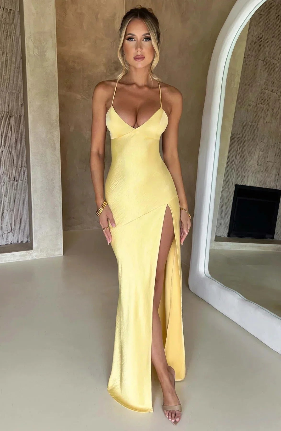 Robe longue jaune en soie, fendue sur le côté, avec des bretelles fines et une coupe fluide élégante pour un look…